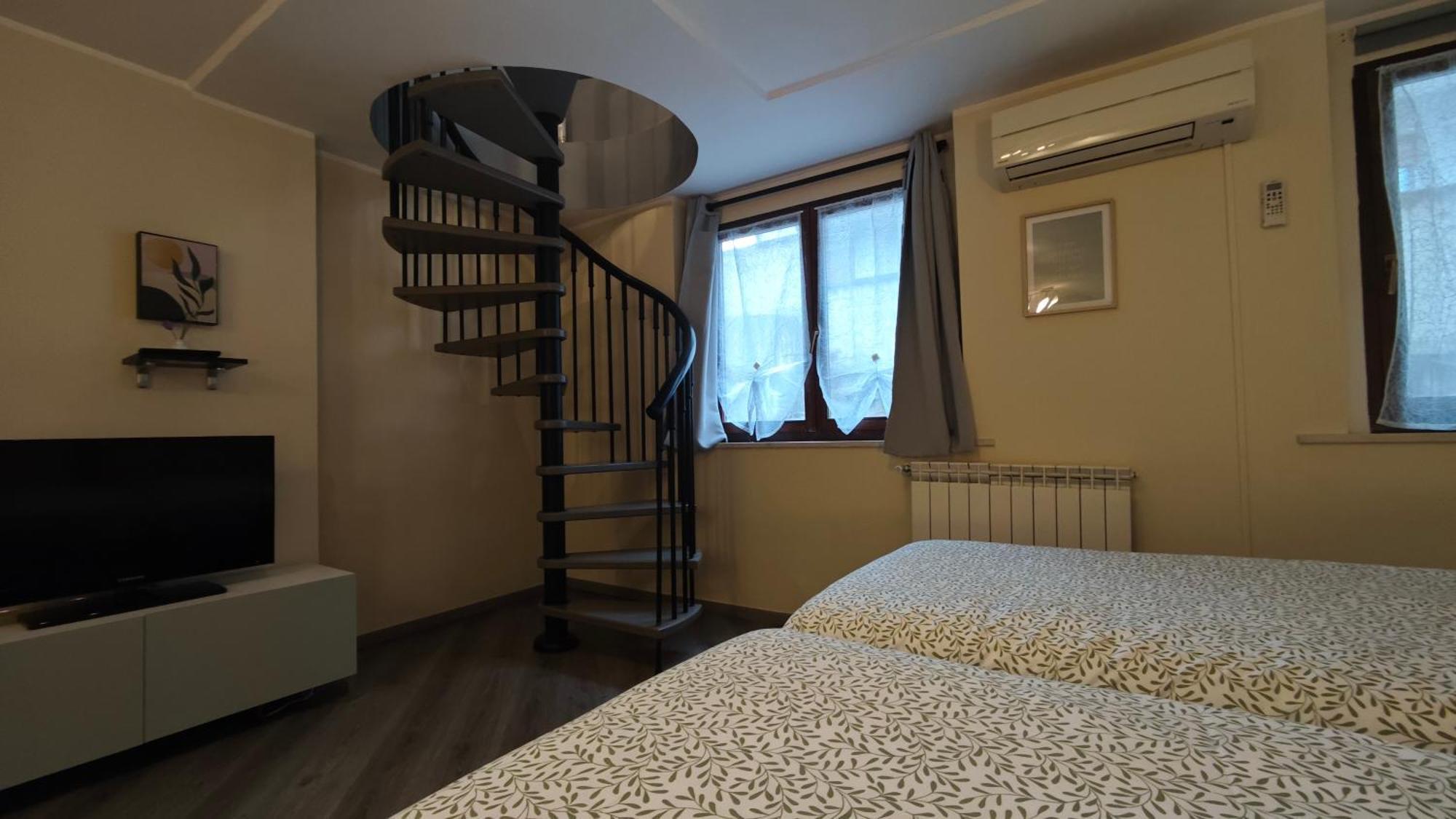 קומו Appartamento Aleph With Private Parking, Next Train Station מראה חיצוני תמונה