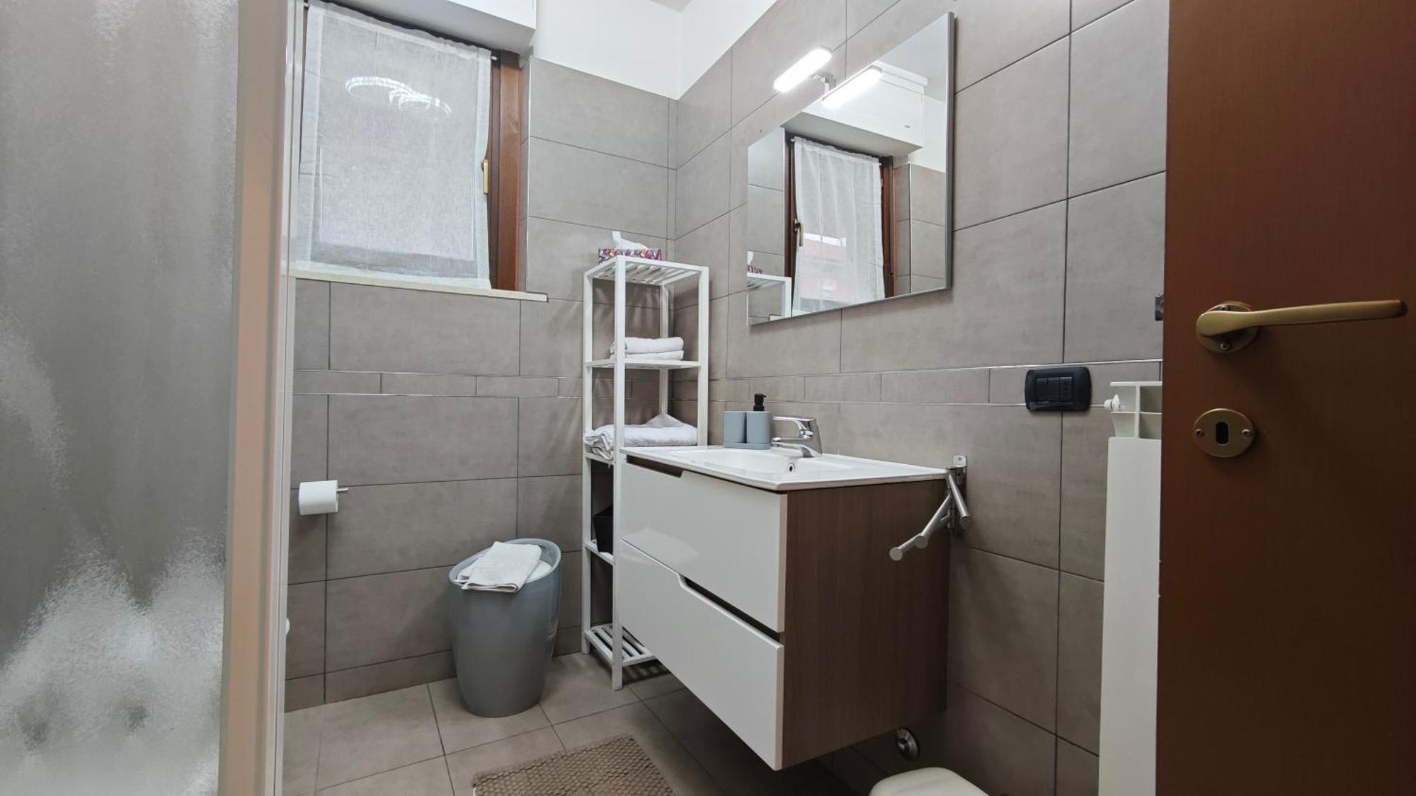 קומו Appartamento Aleph With Private Parking, Next Train Station מראה חיצוני תמונה